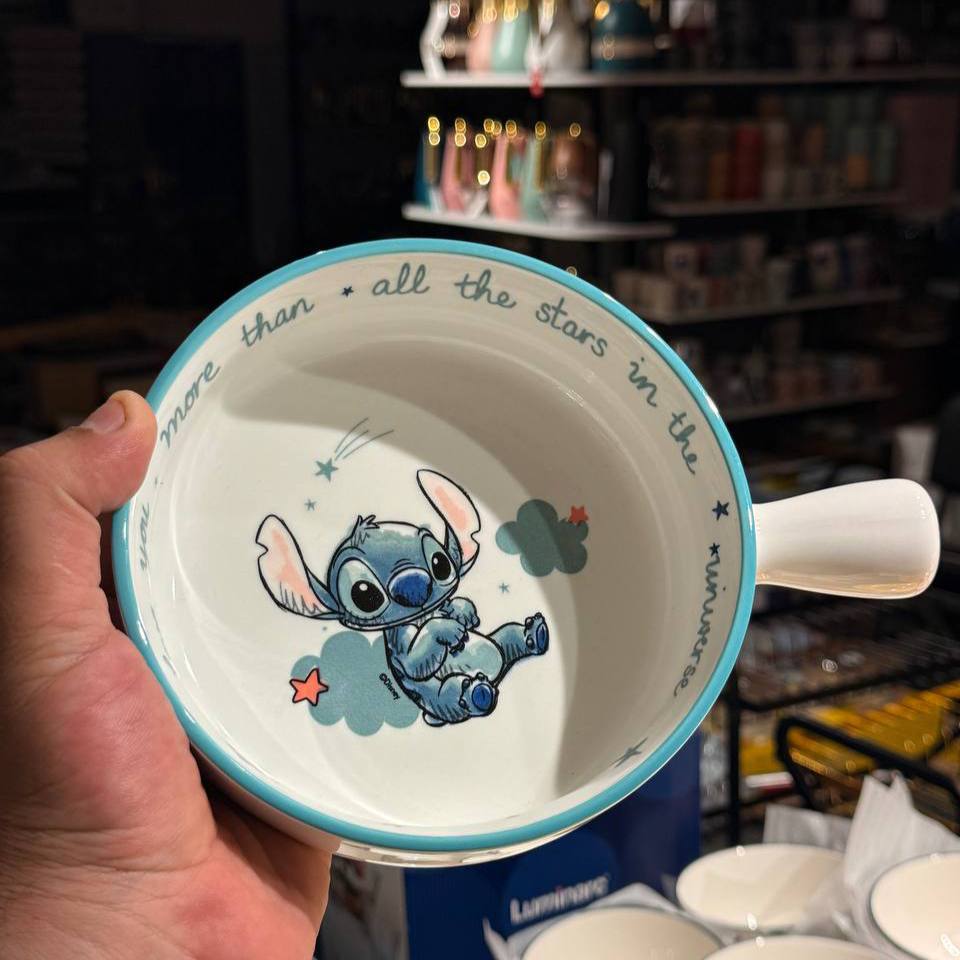 Stitch casserole with a porcelain handle
