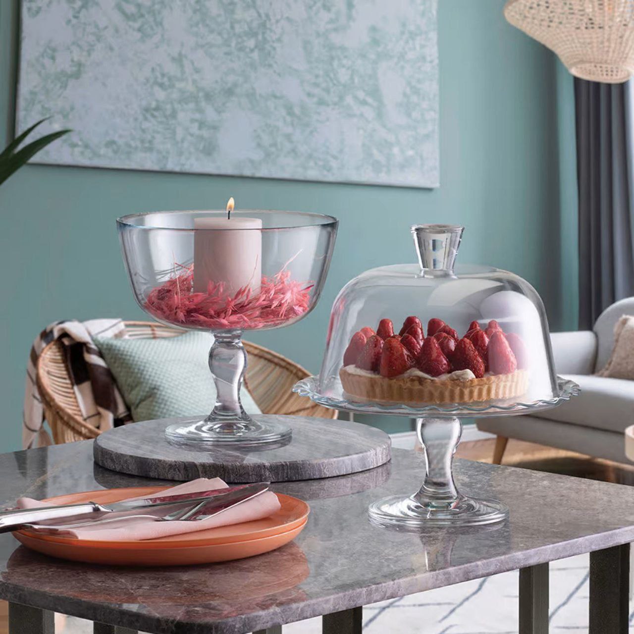Cake plate with a cover