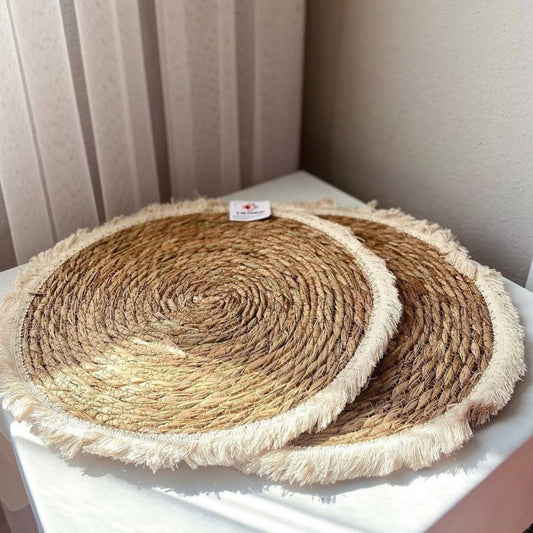 Wicker coaster with tassels