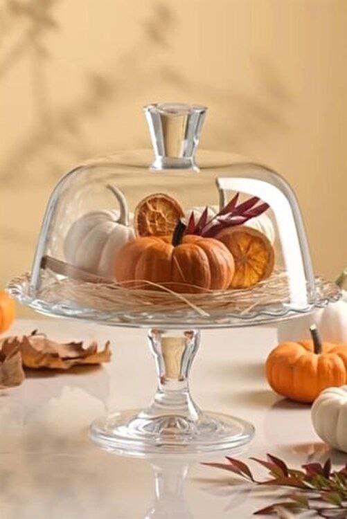 Cake plate with a cover